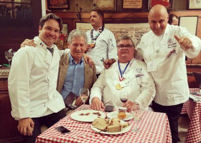 Sentado en las piernas de Michel Escoffier, junto a Christian Millet y Pierre Miecaze, presidente y director de Les Cuisiniers de France