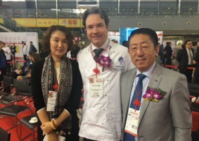 En Shanghai, en la ceremonia de apertura de Food and Hotel China, con el Presidente de la Asociación de Chefs de China Sr. Bian y Sra. Erika Sunl