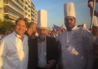 Desfile de cocineros con el alcalde de Salónica, Yannis Boutaris, y el presidente de los cocineros de Grecia del Norte, George Mastrodimitris