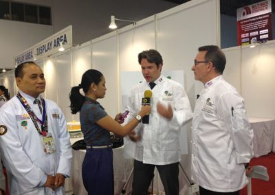 En las Filipinas promoviendo el programa Feed the Planet con la estrella del Top Chef Masters Rick Moonen de Las Vegas y el Presidente de Filipinas Chefs James Antolin